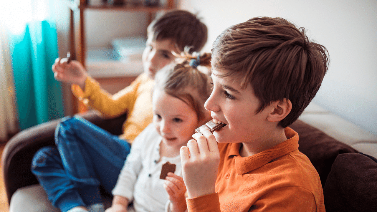Children-happy-eating-chocolate